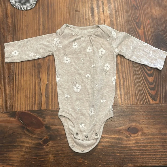 Carter’s 6M bundle - Picture 2 of 4